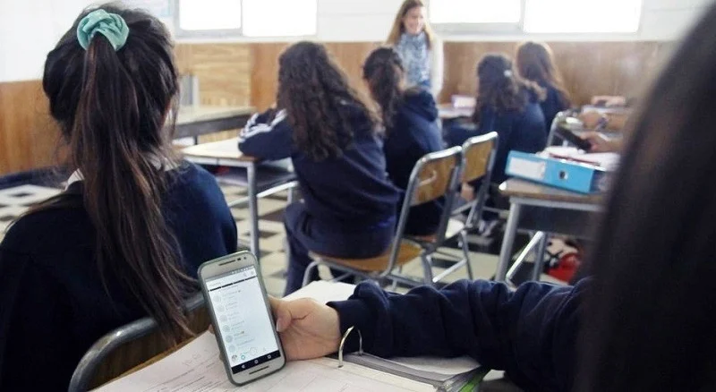 Autoridades educativas abren debate sobre el uso del celular en las aulas
