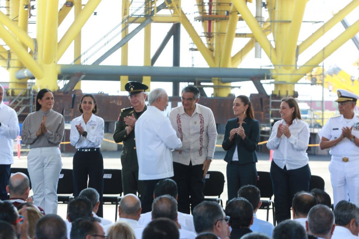Américo acompaña a Sheinbaum en acto petrolero con mensaje de respaldo