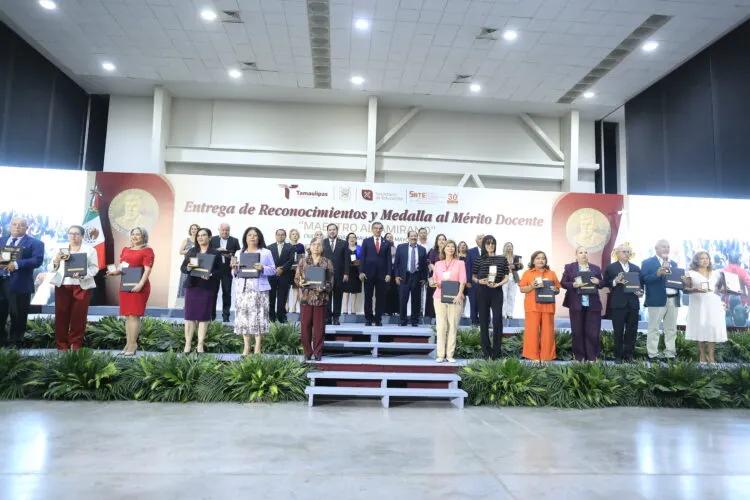 Maestras y maestros reciben reconocimiento como columna social de México