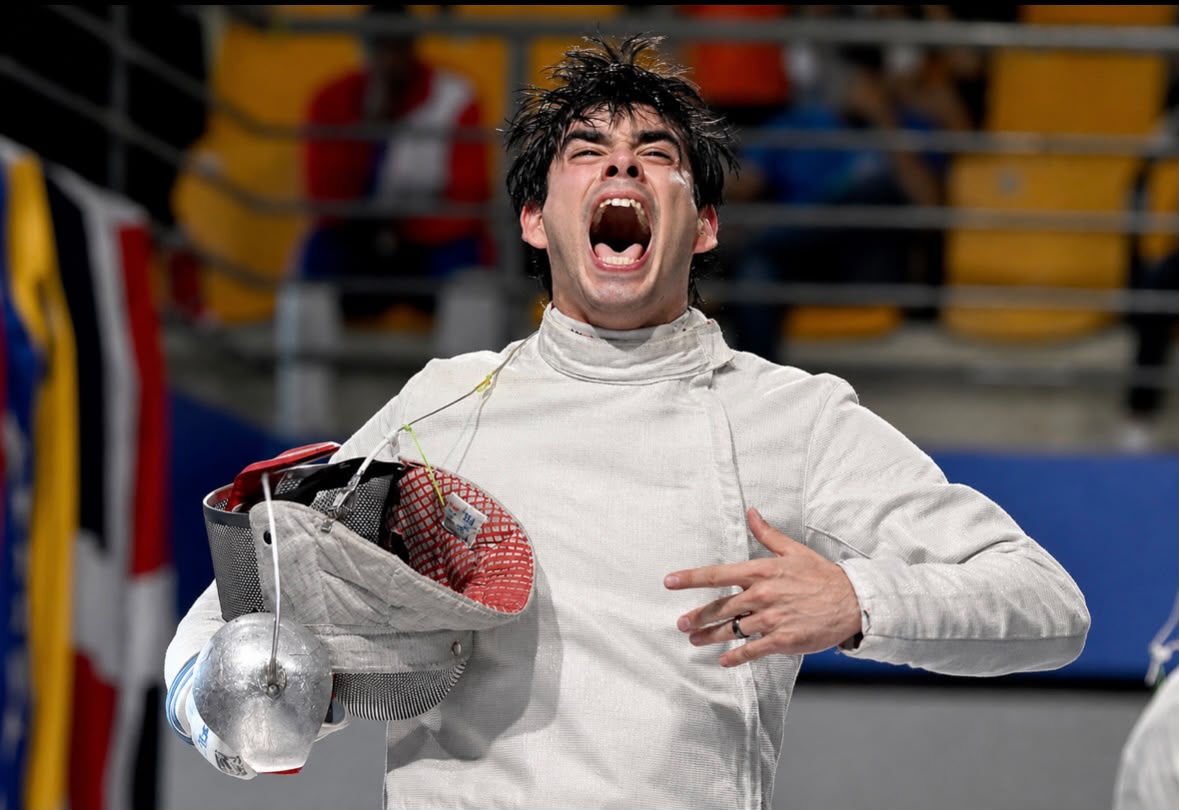 Brandon Romo da oro centroamericano a la UAT en esgrima
