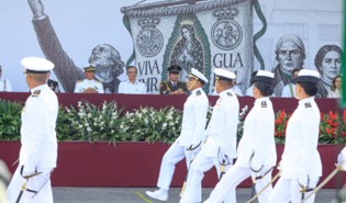 Desfile civico-militar reune a fuerzas armadas, escuelas y corporaciones